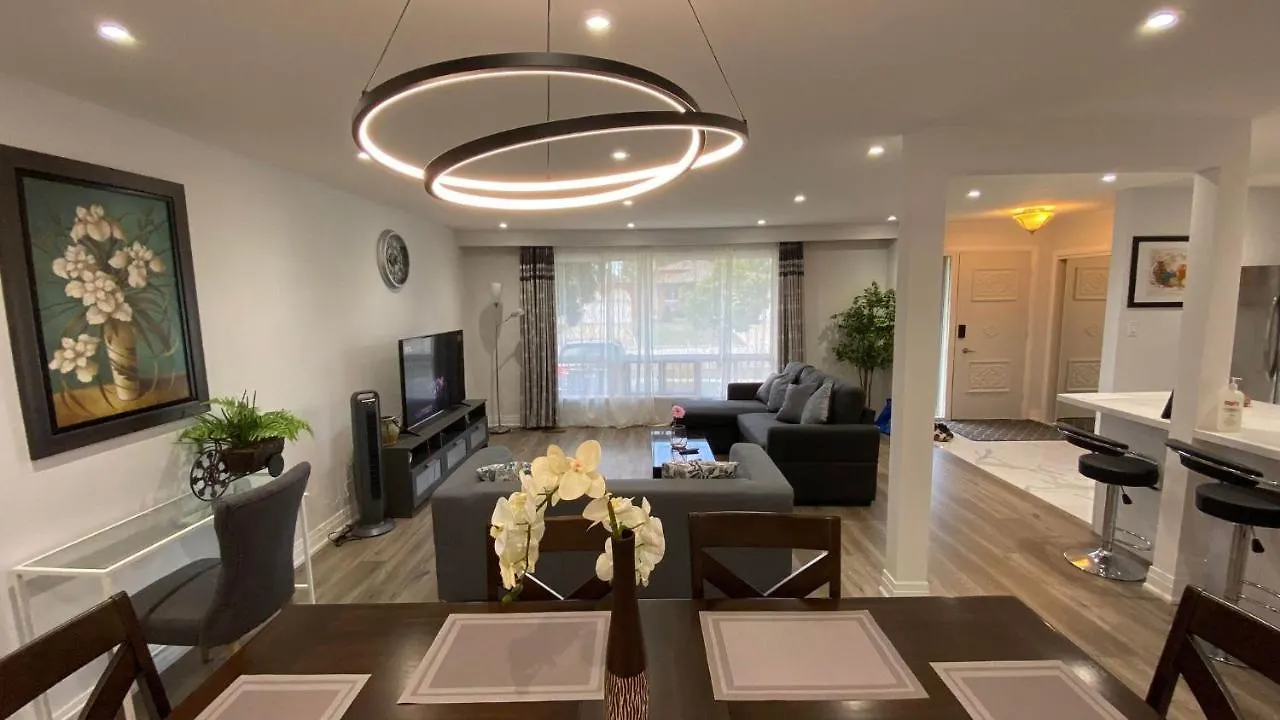 Spectacular 3 Bedroom 2 Wr House - Close To Airport تورونتو