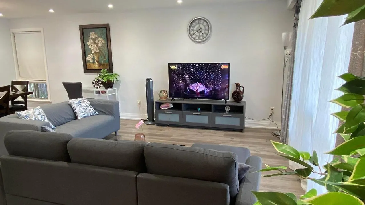 Spectacular 3 Bedroom 2 Wr House - Close To Airport تورونتو كندا
