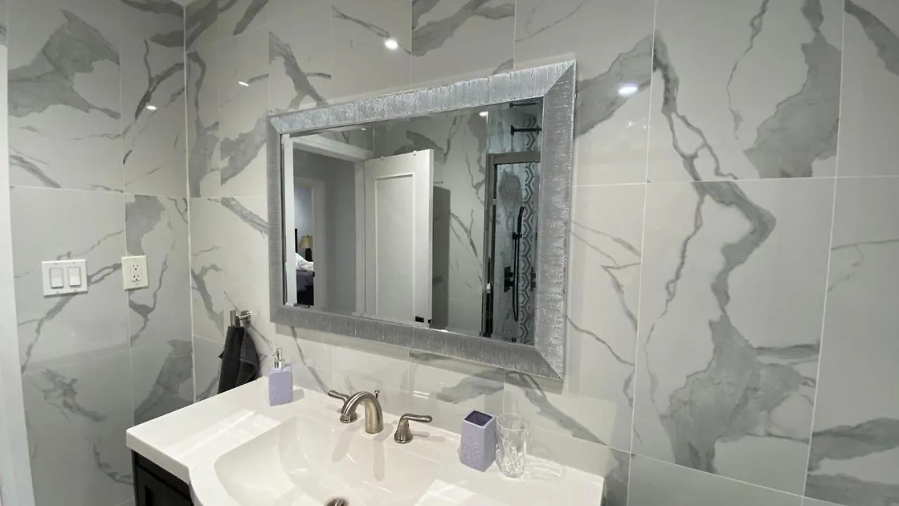 Spectacular 3 Bedroom 2 Wr House - Close To Airport Toronto Apartment