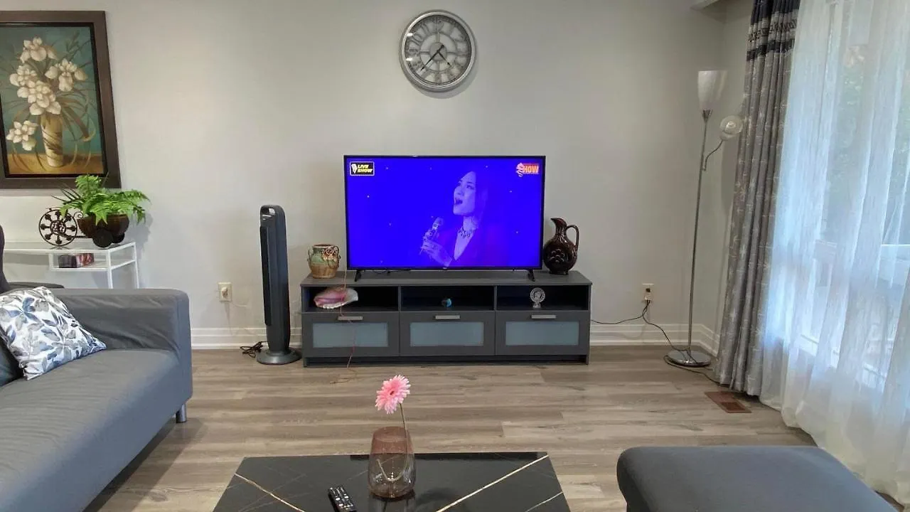 Spectacular 3 Bedroom 2 Wr House - Close To Airport Toronto